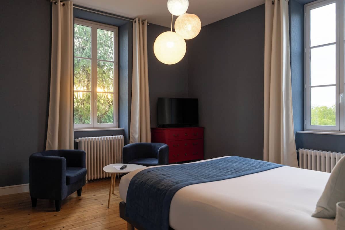 Tweepersoonskamer (Charles Baudelaire) | Individueel gedecoreerd, individueel gemeubileerd, een laptopwerkplek