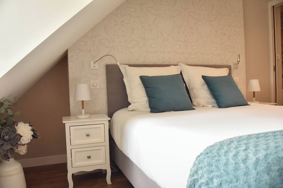 Tweepersoonskamer (Guillaume Appolinaire) | Individueel gedecoreerd, individueel gemeubileerd, een laptopwerkplek