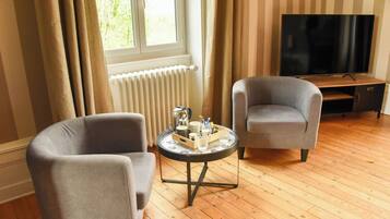 Deluxe suite (Victor Hugo) | Individueel gedecoreerd, individueel gemeubileerd, een laptopwerkplek