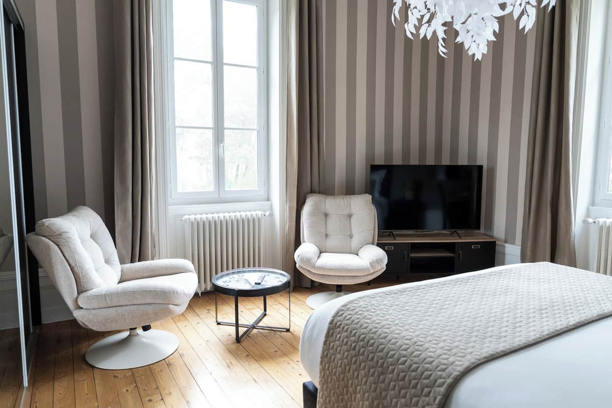 Deluxe suite (Victor Hugo) | Woonruimte | Een 120-cm flatscreentelevisie met satellietzenders