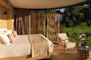Deluxe Studio Suite, 1 Bedroom | Individually decorated, individually furnished, laptop workspace - Clos Marie (Iguerande)