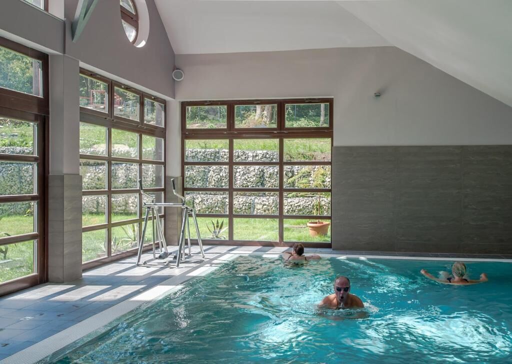 Ein Innenpool mit freiem Blick ins Freie durch große Fenster.