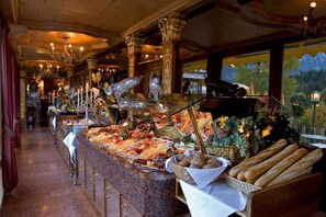 Petit déjeuner buffet (14 EUR par personne)