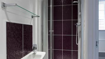 Habitación doble, 1 cama de matrimonio | Baño | Ducha, artículos de higiene personal gratuitos y secador de pelo