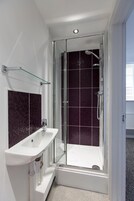 Double Room, 1 Queen Bed | Bathroom | Shower, free toiletries, hair dryer, towels