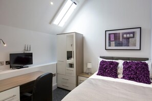 Desk, free WiFi, bed sheets - Old County Court (Coventry)