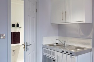 Ψυγείο, φούρνος μικροκυμάτων, φούρνος, μαγειρικές εστίες