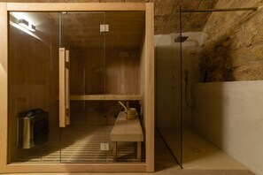 Sviitti, sauna | Kylpyhuone | Suihku, ilmaiset hygieniatuotteet, hiustenkuivaaja, tohvelit