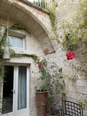 Junior-sviitti (Deluxe) | Tallelokero huoneessa, pimennysverhot, vauvan matkasänky, ilmainen Wi-Fi