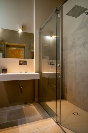 Suite Junior | Salle de bain | Douche, articles de toilette (gratuits), séchoir à cheveux, pantoufles