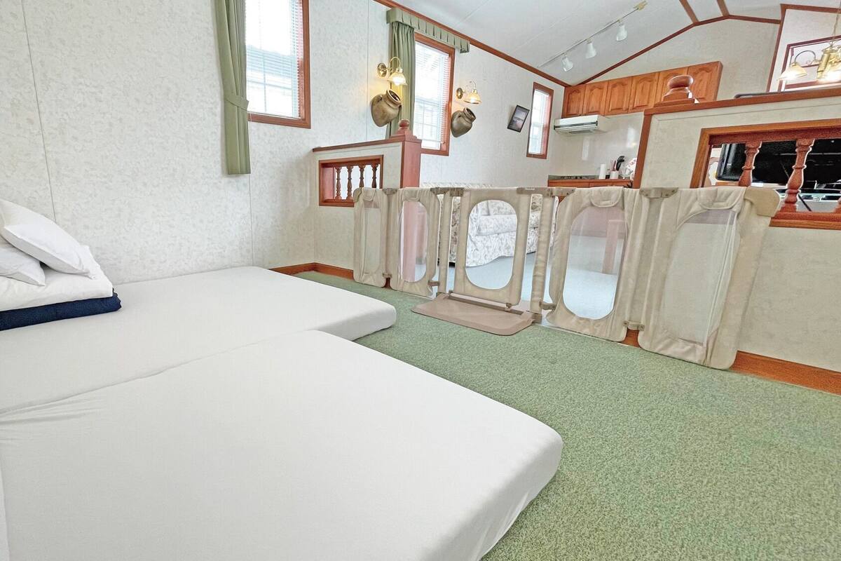 Una habitación con cama, kitchenette y vistas por la ventana.