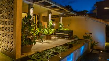 Fachada da propriedade à noite