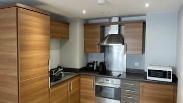 Apartamento estándar, 2 habitaciones | Cocina privada | Frigorífico grande, microondas, horno y placa de cocina