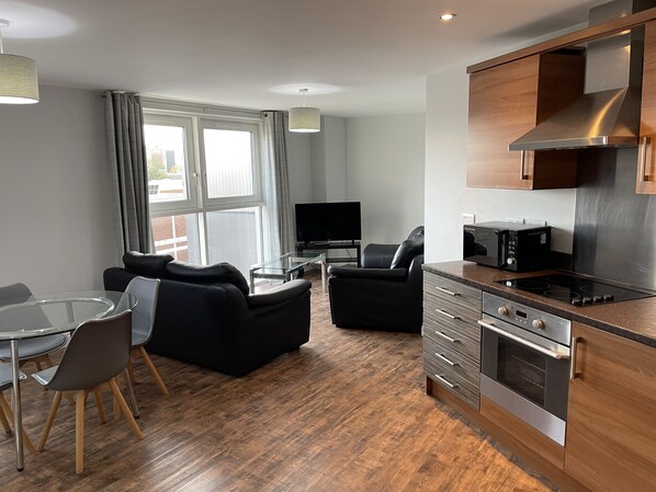 Full-sized fridge, microwave, oven, stovetop