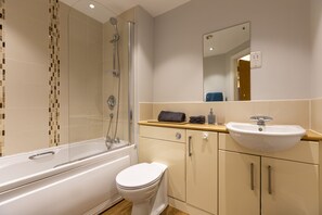 Duschwanne, kostenlose Toilettenartikel, Haartrockner, Handtücher