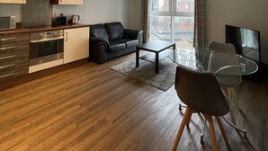 Un appartement moderne comprenant une cuisine, un espace de vie et un coin repas.