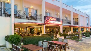 Un restaurant doté d’une terrasse et d’une enseigne indiquant « Restaurant Lotus ».