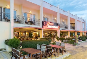 Fachada del alojamiento - Noche