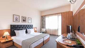 Deluxe tweepersoonskamer, balkon | Een minibar, verduisterende gordijnen, een strijkplank/strijkijzer