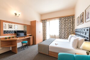 Frigobar, cortinas blackout, ferros/tábuas de passar roupa