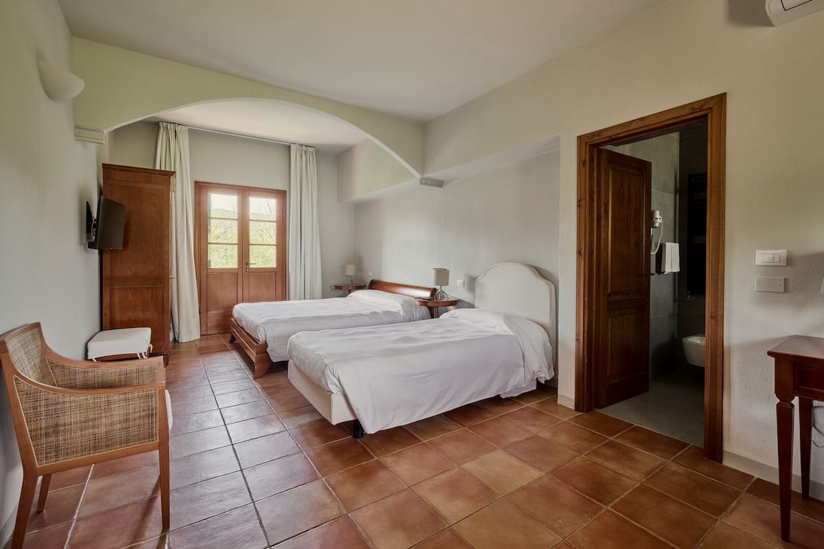 Habitación triple | Ropa de cama de alta calidad, edredón, minibar y insonorización