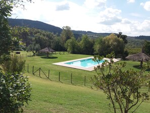 Piscina stagionale all'aperto, lettini