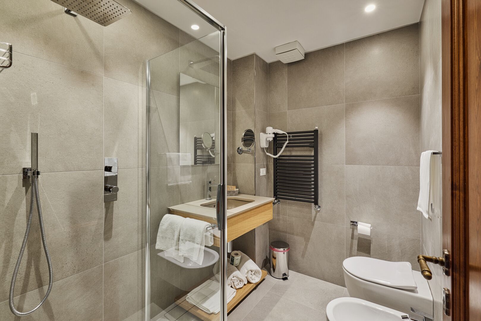 Douche, douche à « effet pluie », articles de toilette gratuits