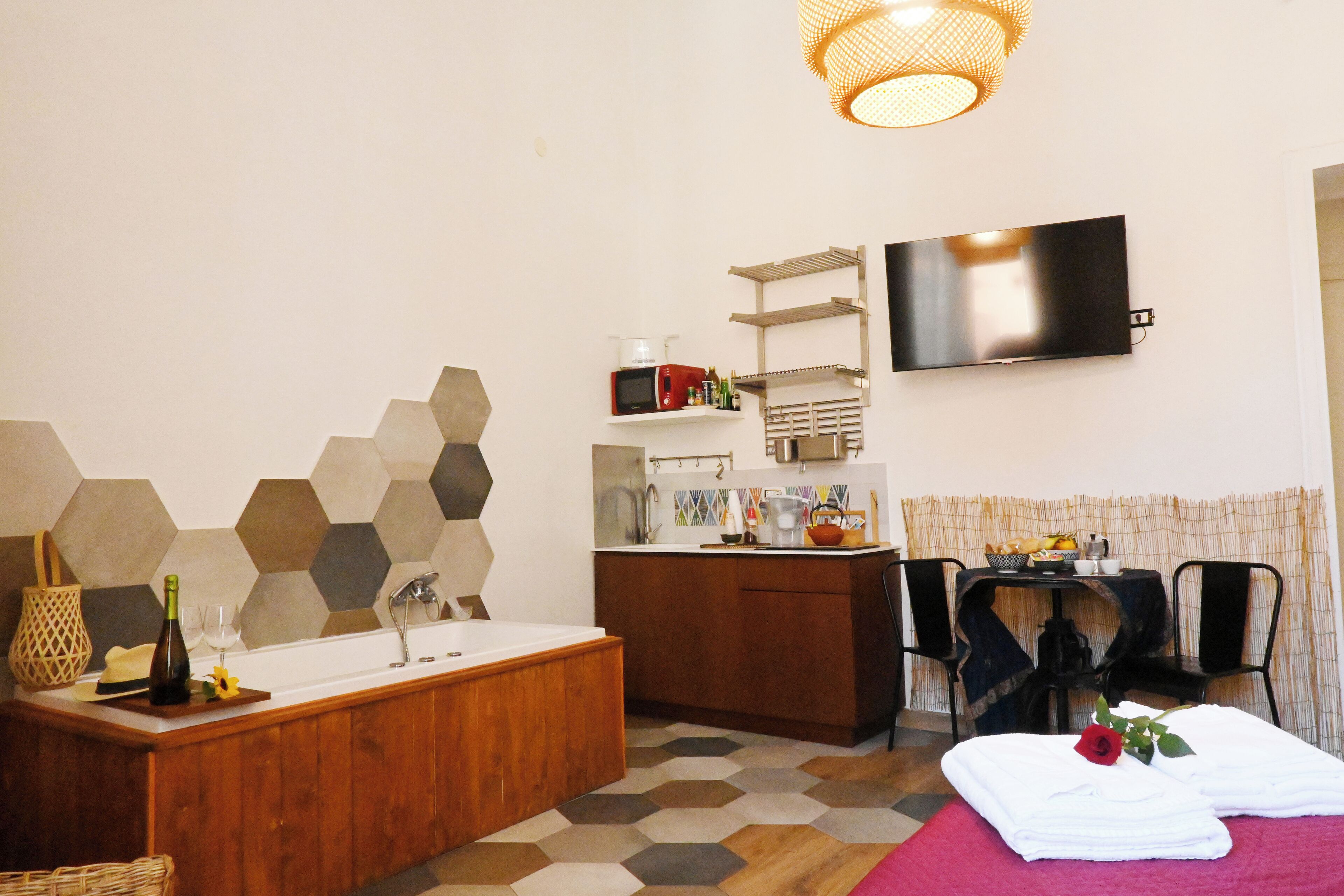 奢华客房, 城市景观 (Odissea) | 高档床上用品、羽绒被、迷你吧（备有免费物品）、特色装修