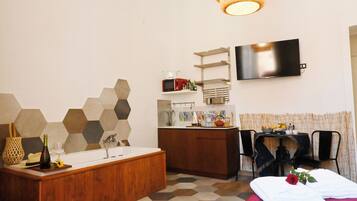 Habitación de lujo, vistas a la ciudad (Odissea) | Ropa de cama de alta calidad y edredones de plumas