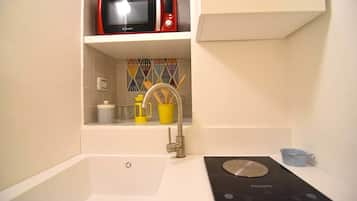 Suite estudio superior, vista a la ciudad (Iliade) | Cocineta privada | Refrigerador, microondas, parrilla de estufa y cafetera de espresso