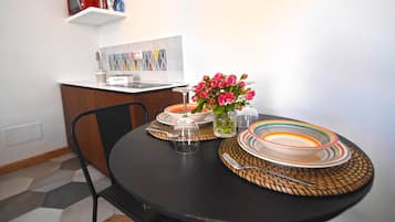 Habitación de lujo, vista a la ciudad (Odissea) | Cocineta privada | Refrigerador, microondas, parrilla de estufa y cafetera de espresso