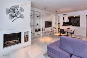Fireplace - Weekendo Marbella Apartment 1 (Marbella)