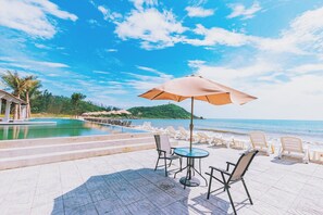 2 restaurants; breakfast, lunch, and dinner served - Quynh Vien Resort (Thach Ha)