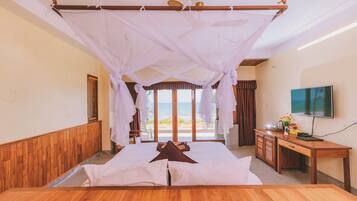 Desk, blackout drapes, free WiFi