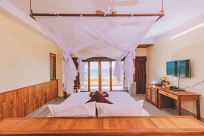 Escrivaninha, cortinas blackout, Wi-Fi de cortesia