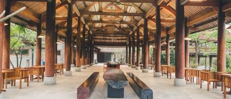 2 間餐廳;供應早餐、午餐、晚餐;本地及多國菜