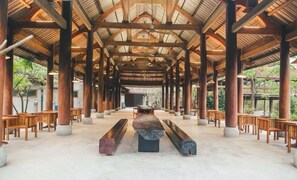 2 间餐厅，供应早餐、午餐和晚餐，本地与国际菜