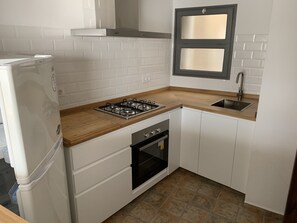 Réfrigérateur, micro-ondes, four, cafetière/bouilloire