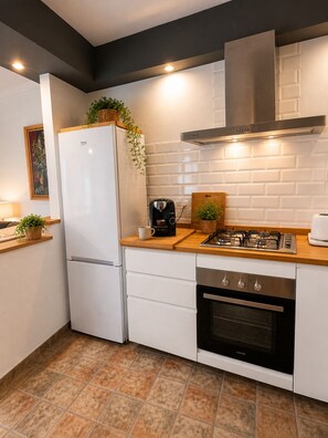 KĂŒhlschrank, Mikrowelle, Ofen, Wasserkocher mit Kaffee-/Teezubehör