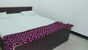 Standard Room, 1 Katil Kelamin (Double) | 1 bilik tidur, peti besi dalam bilik, ruang kerja komputer riba 