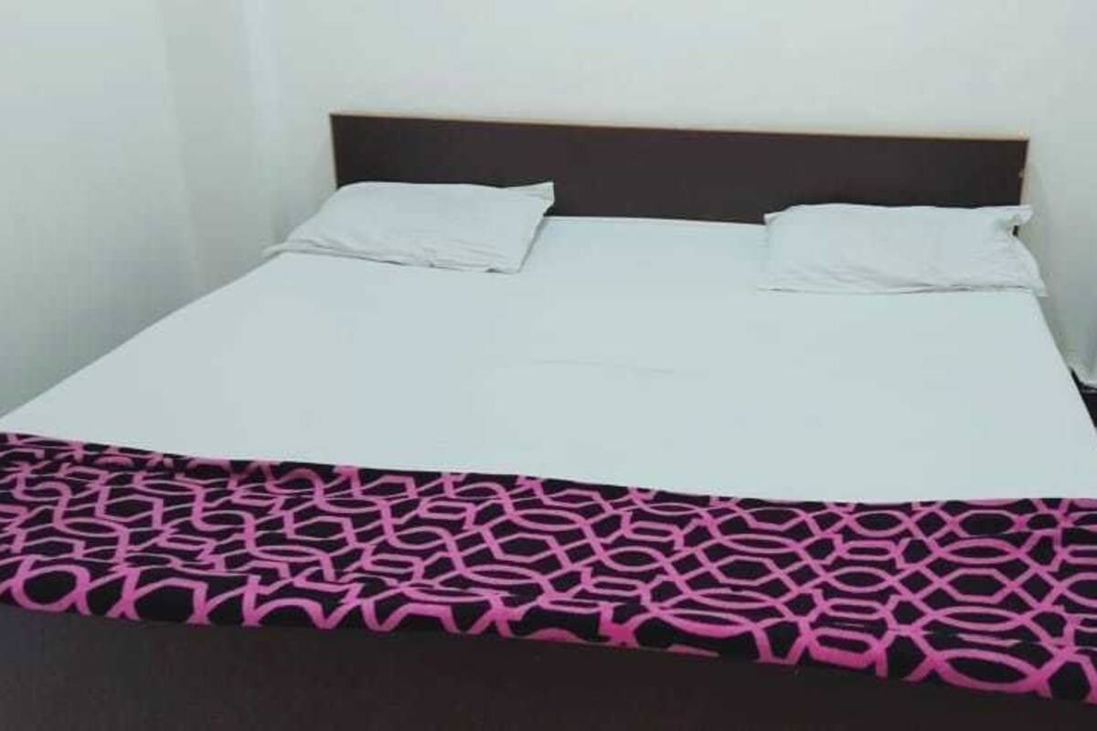 1 quarto, cofres nos quartos, espaço de trabalho para notebook