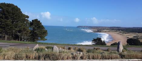 Ranta lähistöllä, aurinkotuoleja