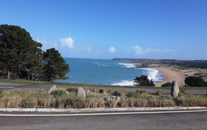 Ubicación cercana a la playa y tumbonas