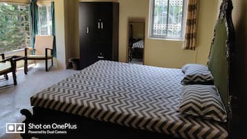 2 bedrooms, soundproofing, WiFi, bed sheets