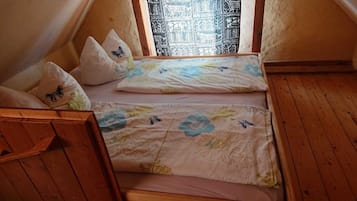 Travel cot, WiFi, bed sheets