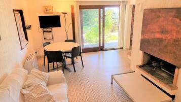 Télévision, cheminée