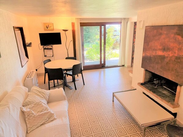 TV, fireplace