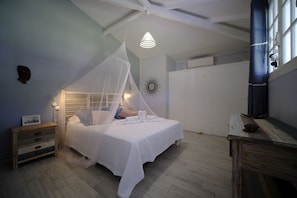 3 bedrooms, in-room safe, iron/ironing board, travel cot