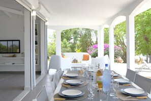 Outdoor dining - A spacious villa under the trade winds (Saint François)