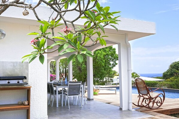 Outdoor dining - A spacious villa under the trade winds (Saint François)